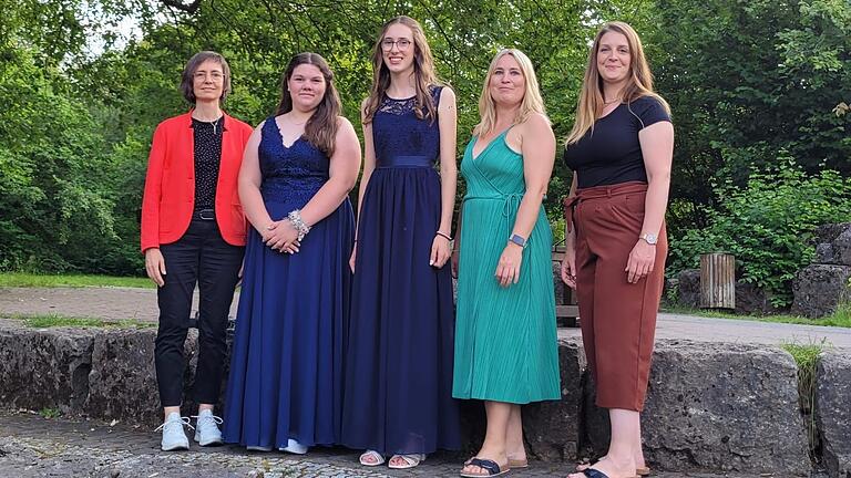 Martina Schwab von der Sparkasse Bad Neustadt übergab Hannah Märkert und Emma Zernentsch den Sparkassenpreis für besondere Verdienste um die Schulgemeinschaft der Kreuzberg-Mittelschule Bischofsheim. Martina Schwab von der Sparkasse Bad Neustadt übergab Hannah Märkert und Emma Zernentsch den Sparkassenpreis für besondere Verdienste um die Schulgemeinschaft der Kreuzberg-Mittelschule Bischofsheim.