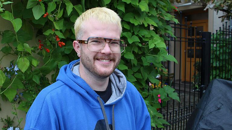 Lennart Ebert wohnt seit Beginn seines Studiums im Grünen und pendelt mit dem Zug oder Motorrad nach Würzburg. Lennart Ebert wohnt seit Beginn seines Studiums im Grünen und pendelt mit dem Zug oder Motorrad nach Würzburg.