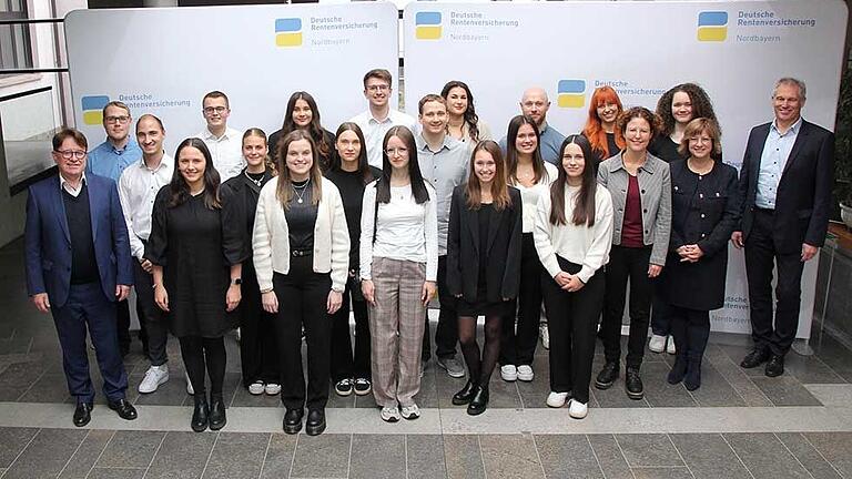 Die Absolventen der Deutschen Rentenversicherung Nordbayern am Standort Würzburg zusammen mit Werner Krempel (Vorsitzender der Geschäftsführung, links), Britta Pätzold (Ausbildungsleiterin, Dritte von rechts), Sandra Naether (Mitglied der Geschäftsführung, Zweite von rechts) und Jürgen Zips (Mitglied der Geschäftsführung, rechts) Die Absolventen der Deutschen Rentenversicherung Nordbayern am Standort Würzburg zusammen mit Werner Krempel (Vorsitzender der Geschäftsführung, links), Britta Pätzold (Ausbildungsleiterin, Dritte von rechts), Sandra Naether (Mitglied der Geschäftsführung, Zweite von rechts) und Jürgen Zips (Mitglied der Geschäftsführung, rechts)