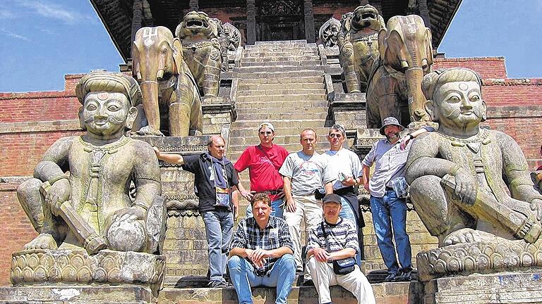 Nun völlig zerstört: Der höchste Tempel im Kathmandu-Tal. Von links: Fritz Hahner, Thorsten Suckfüll, Lothar Hofmann, Bruno Dykta, Werner Jahn, sitzend Michael Fischer und Horst Aumüller.