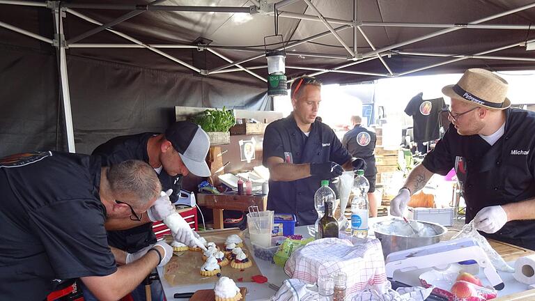 Eine schweißtreibende Arbeit, die aber für das Team aus Riedenberg von Erfolg gekrönt wurde: Das Herrichten und Präsentieren der verschiedenen Gänge bei der Deutschen Grillmeisterschaft im Fulda.Evelyn Schneider - Eine schweißtreibende Arbeit, die aber für das Team aus Riedenberg von Erfolg gekrönt wurde: Das Herrichten und Präsentieren der verschiedenen Gänge bei der Deutschen Grillmeisterschaft im Fulda.Evelyn Schneider Eine schweißtreibende Arbeit, die aber für das Team aus Riedenberg von Erfolg gekrönt wurde: Das Herrichten und Präsentieren der verschiedenen Gänge bei der Deutschen Grillmeisterschaft im Fulda.Evelyn Schneider - Eine schweißtreibende Arbeit, die aber für das Team aus Riedenberg von Erfolg gekrönt wurde: Das Herrichten und Präsentieren der verschiedenen Gänge bei der Deutschen Grillmeisterschaft im Fulda.Evelyn Schneider