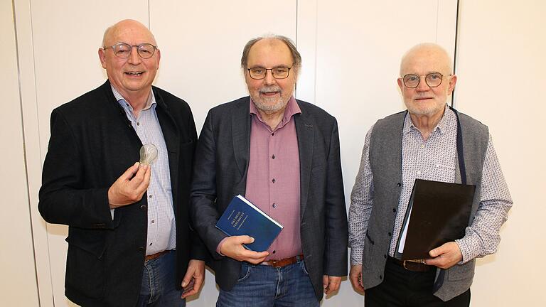 Die Gesprächsleiter Rainer Ziegler (links) und Friedrich Lösch (rechts) mit dem Referenten des letzten Abends Prof. Dr. Bernhard Heininger (Mitte).