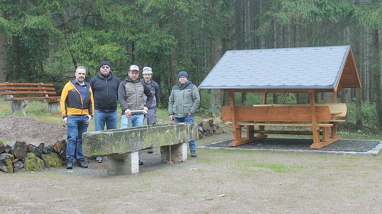 Auf der Leubacher Berghut findet sich nun ein schmuckes Areal zum Rasten: Thomas Happel und die Männer der Leubacher Jagdgenossenschaft haben es geschafft, den Riedbrunnen zu reaktivieren und den Platz neu zu gestalten. Auf der Leubacher Berghut findet sich nun ein schmuckes Areal zum Rasten: Thomas Happel und die Männer der Leubacher Jagdgenossenschaft haben es geschafft, den Riedbrunnen zu reaktivieren und den Platz neu zu gestalten.