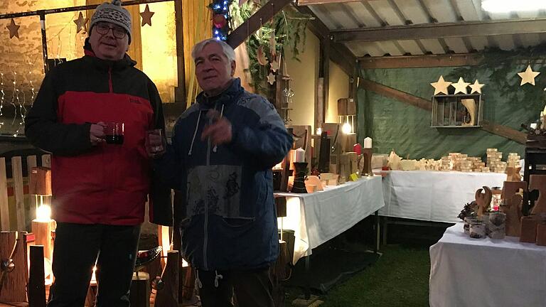 Reinhard Schraud, Vorsitzender der Kirchenverwaltung in Unterpleichfeld, und der zweite Bürgermeister Winfried Schraut auf dem historischen Weihnachtsmarkt in Burggrumbach. Reinhard Schraud, Vorsitzender der Kirchenverwaltung in Unterpleichfeld, und der zweite Bürgermeister Winfried Schraut auf dem historischen Weihnachtsmarkt in Burggrumbach.