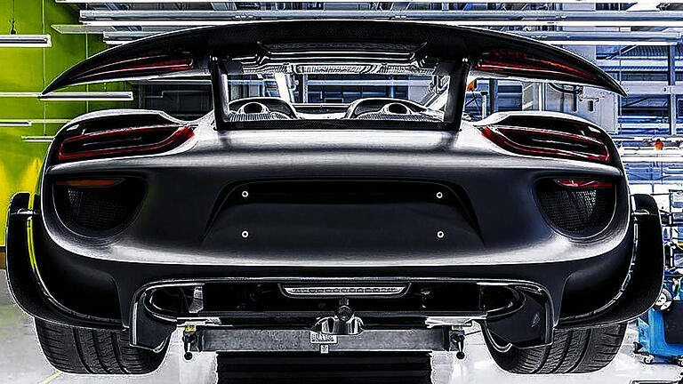 Laborwagen: Zum zweiten Mal nach dem Carrera GT leistet sich Porsche mit dem Spyder 918 eine handgefertigte Luxus-Baureihe. Laborwagen: Zum zweiten Mal nach dem Carrera GT leistet sich Porsche mit dem Spyder 918 eine handgefertigte Luxus-Baureihe.