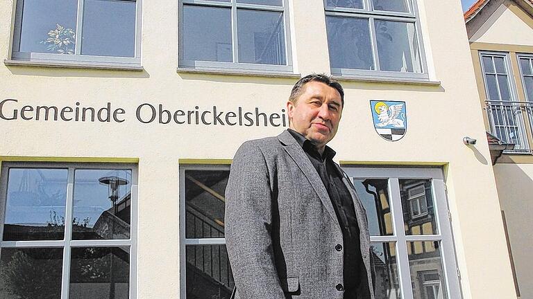 Freude an seinem Amt: Oberickelsheims Bürgermeister Michael Pfanzer blickt dabei eher nach Ochsenfurt als in die Kreisstadt Neustadt/Aisch. Freude an seinem Amt: Oberickelsheims Bürgermeister Michael Pfanzer blickt dabei eher nach Ochsenfurt als in die Kreisstadt Neustadt/Aisch.
