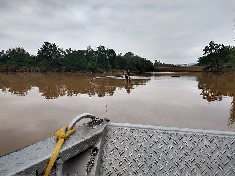 Nur noch die Spitze der Ampel schaut aus dem Wasser heraus. Ein Bild, das das Team der Schweinfurter Wasserwacht aus dem Einsatz in Erfstadt mitgebracht hat.&nbsp; &nbsp;