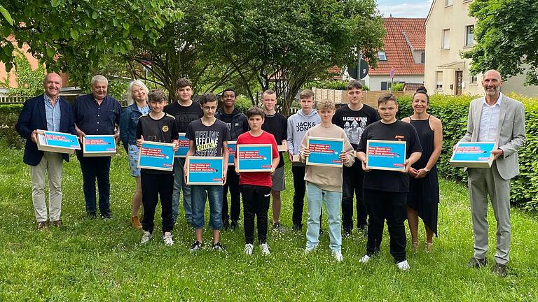 Nachwuchs im Handwerk: Der Landkreis Rhön-Grabfeld will Handwerksberufe attraktiv machen. Kreishandwerksmeister Bruno Werner (Zweiter von links) hatte dazu eine zündende Idee. Gemeinsam mit Landrat Thomas Habermann (links), Schulrätin Inga Palma (Dritte von links) und dem Leiter des Schulamts, Karl-Heinz Deublein (rechts), überreichte er Holzkisten mit Infomaterial zu 130 Handwerksberufen an Achtklässler der Mittelschule Bad Neustadt mit Lehrerin Andrea Ziegler (Zweite von rechts). Nachwuchs im Handwerk: Der Landkreis Rhön-Grabfeld will Handwerksberufe attraktiv machen. Kreishandwerksmeister Bruno Werner (Zweiter von links) hatte dazu eine zündende Idee. Gemeinsam mit Landrat Thomas Habermann (links), Schulrätin Inga Palma (Dritte von links) und dem Leiter des Schulamts, Karl-Heinz Deublein (rechts), überreichte er Holzkisten mit Infomaterial zu 130 Handwerksberufen an Achtklässler der Mittelschule Bad Neustadt mit Lehrerin Andrea Ziegler (Zweite von rechts).