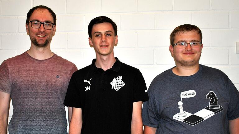 Mehrfacher Sieger: Timo Helm (rechts) und sein Vereinskollege Niklas Orf (Mitte) vom SK Bad Neustadt. Links Maximilian Müller vom Gastgeberverein SC Bad Königshofen. Mehrfacher Sieger: Timo Helm (rechts) und sein Vereinskollege Niklas Orf (Mitte) vom SK Bad Neustadt. Links Maximilian Müller vom Gastgeberverein SC Bad Königshofen.
