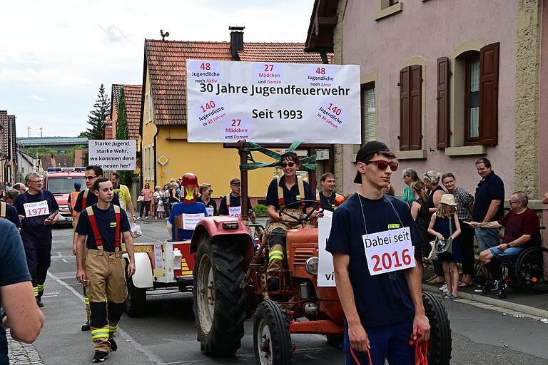 Komm zur Jugendfeuerwehr, war das Motto der Freiwilligen Feuerwehr beim Festzug. Gleichzeitig wies man auf das 30-jährige Bestehen der Nachwuchsorganisation hin.
