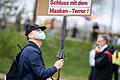 Gegen das Tragen eines Mund-Nasen-Schutzes demonstrieren Kritiker der Pandemie-Maßnahmen auch in Würzburg - teilweise ohne Maske, aber mit dem Attest&nbsp; einer Ärztin, die es gar nicht gibt.