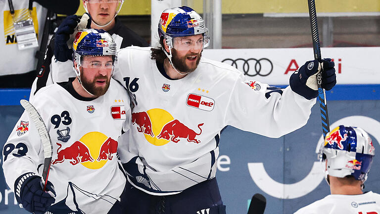 ERC Ingolstadt - EHC Red Bull München.jpeg       -  Konrad Abeltshauser (rechts) vom EHC München jubelt mit seinem Kollegen Maximilian Kastner über seinen Treffer zum 4:1.