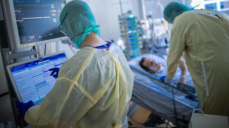 Langzeit-Covid-Patienten und nachgeholte Operationen sorgen weiter für ausgelastete Intensivstationen in den unterfränkischen Kliniken. Langzeit-Covid-Patienten und nachgeholte Operationen sorgen weiter für ausgelastete Intensivstationen in den unterfränkischen Kliniken. 