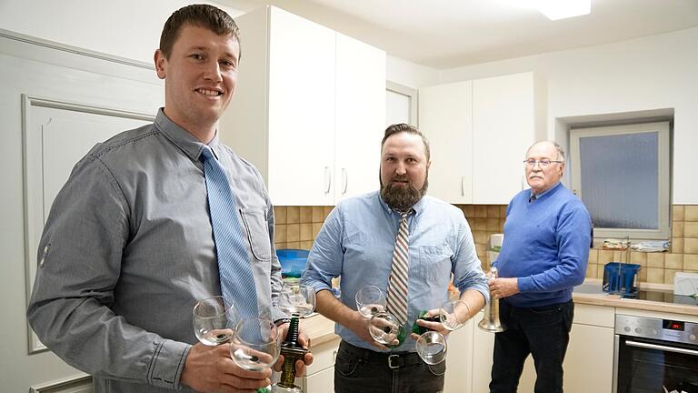 Hübnermeister Winfried Heinkel (rechts) erklärt den Junghübnern Florian Ott (links) und Patrick Kleinschroth, was sie zu machen haben. Hübnermeister Winfried Heinkel (rechts) erklärt den Junghübnern Florian Ott (links) und Patrick Kleinschroth, was sie zu machen haben. 