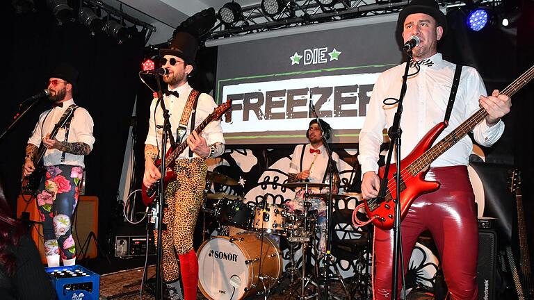 Die 'Freezers' sind eine aufsteigende Deutsch-Punk-Band aus der Rhön: Sie sorgten bei der besonderen Geburtstagsfeier gleich von Anfang an für jede Menge Partystimmung. Die 'Freezers' sind eine aufsteigende Deutsch-Punk-Band aus der Rhön: Sie sorgten bei der besonderen Geburtstagsfeier gleich von Anfang an für jede Menge Partystimmung.