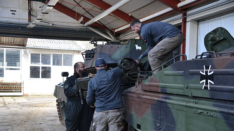 Arbeiten an einem Schützenpanzer Marder.