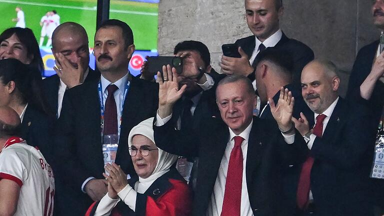 Euro 2024: Niederlande - Türkei       -  Erdogan winkt beim EM-Spiel gegen die Niederlande den türkischen Fans zu.