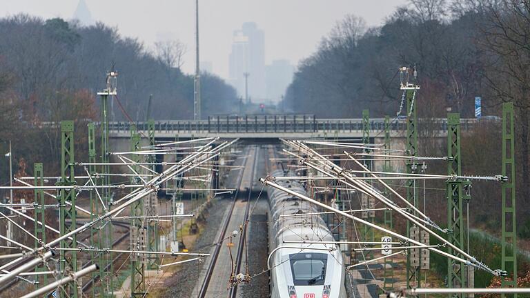 Bahnbetrieb auf Riedbahn läuft wieder       -  Seit dem Ende der Bauarbeiten auf der Riedbahn kämpft die Bahn noch mit einigen Problemen auf der Strecke. (Archivbild)
