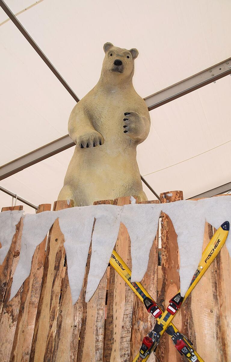 Drei Meter hoch ist die Figur des Eisbären im Euerbacher Zeltfasching.