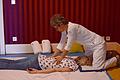 Hilfe für den geplagten Rücken: Auch Physiotherapie gehört zum Gesundheitsangebot des Meininger Staatstheaters.