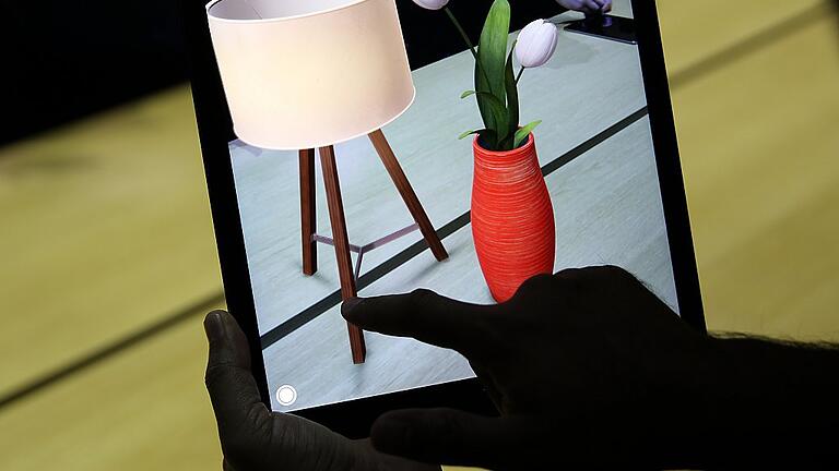 Virtual-Reality-Anwendung       -  Virtuell einrichten: Digitale Werkzeuge und Online-Shops sind für den Möbelhandel wichtig (Symbolbild). Andererseits gehen Händler in der Region unterschiedlich damit um.