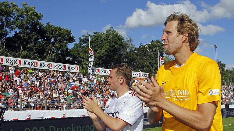 Manuel Neuer und Dirk Nowitzki 2013 beim Fußball-Benefizspiel am Würzburger Dallenberg. Manuel Neuer und Dirk Nowitzki 2013 beim Fußball-Benefizspiel am Würzburger Dallenberg.