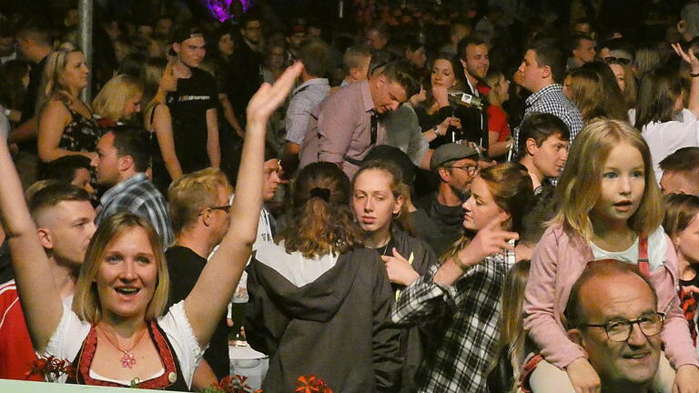Das war der Samstag beim Altmainweinfest in Sand: Festzug und Eröffnung und viel Stimmung bis in die Nacht hinein.