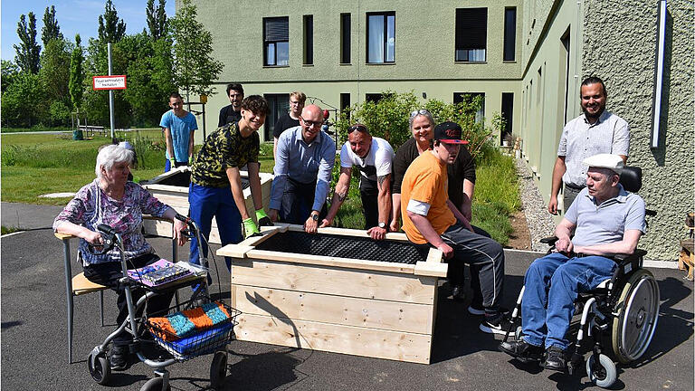 Große Freude bei der Übergabe der Hochbeete von den Teilnehmern der Jugendhilfe Don-Bosco an die Bewohnerinnen und Bewohner sowie die Mitarbeiter des Jakob-Riedinger-Hauses in Würzburg.&nbsp;