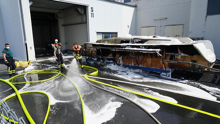 Das brennende Boot wurde mit einem Stapler aus der Werkshalle gebracht und das Feuer mit Schaum gelöscht. Das brennende Boot wurde mit einem Stapler aus der Werkshalle gebracht und das Feuer mit Schaum gelöscht.