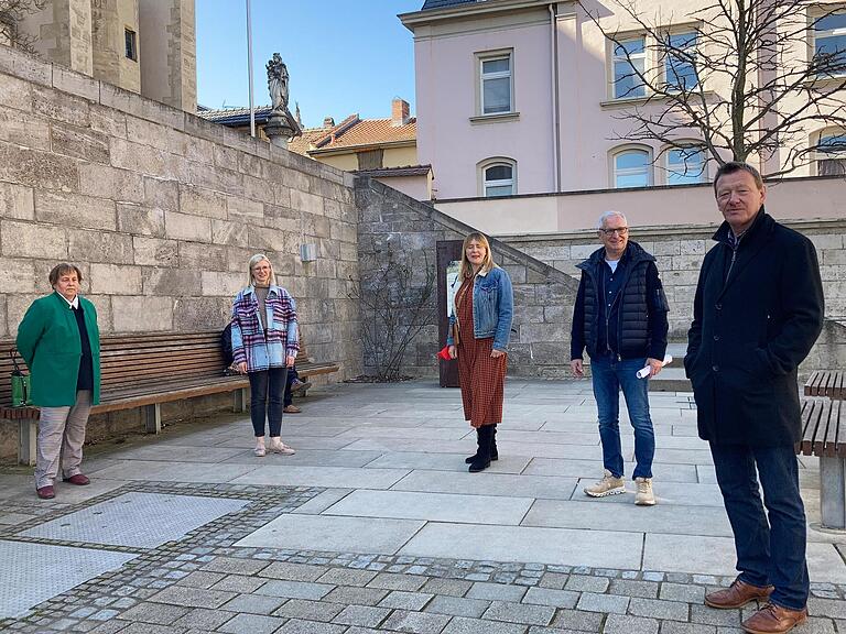 'Musik an der Furt' findet 2022 wieder statt (von links Renate Lindner, Katharina Felton, Tourist-Info, Julia Moutschka und Joachim Beck vom Stadtmarketingverein sowie Bürgermeister Peter Juks). 'Musik an der Furt' findet 2022 wieder statt (von links Renate Lindner, Katharina Felton, Tourist-Info, Julia Moutschka und Joachim Beck vom Stadtmarketingverein sowie Bürgermeister Peter Juks).