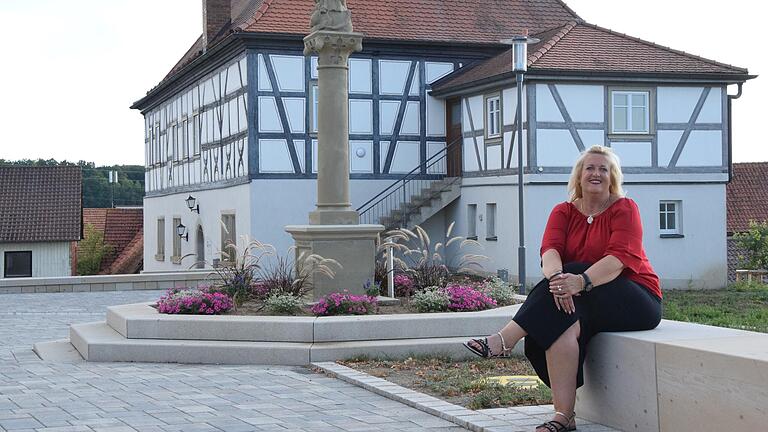 Der Lindenhügel von Herbstadt ist zum schmucken Mittelpunkt des Dorfes geworden, findet Ursula Eisemann. Der Lindenhügel von Herbstadt ist zum schmucken Mittelpunkt des Dorfes geworden, findet Ursula Eisemann.
