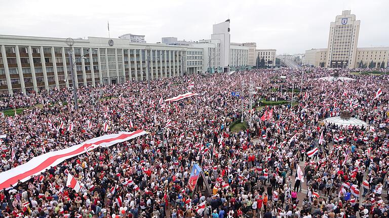 Proteste in Belarus - Mit Massenkundgebungen gegen Machthaber Alexander Lukaschenko traten die Menschen 2020 für einen Wandel ein, bis die Proteste gewaltsam niedergeschlagen wurden. (Archivbild) Proteste in Belarus - Mit Massenkundgebungen gegen Machthaber Alexander Lukaschenko traten die Menschen 2020 für einen Wandel ein, bis die Proteste gewaltsam niedergeschlagen wurden. (Archivbild)