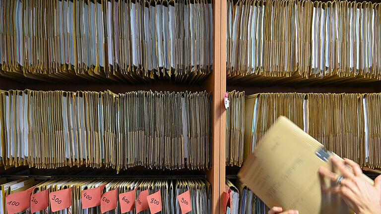 Zu viele Vorschriften lähmen die Wirtschaft       -  Bei einer Umfrage unter 3.500 Unternehmen sagen über 90 Prozent, dass staatliche Bürokratie ihre Geschäfte hemmt.