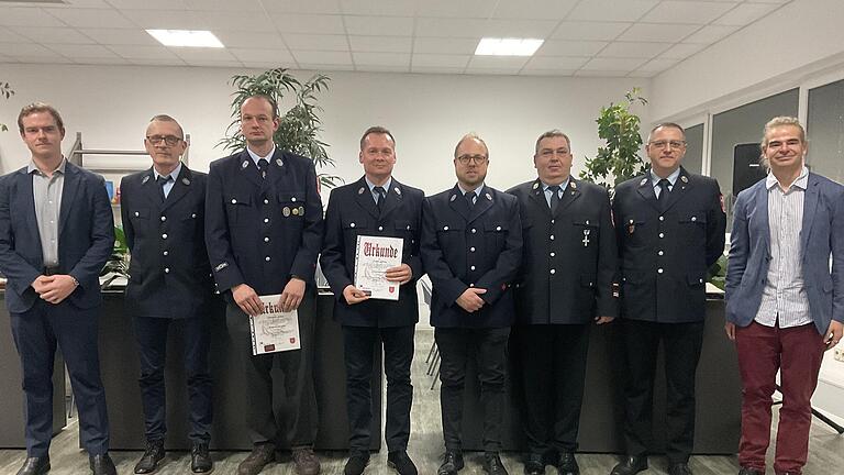 Ehrungen und Beförderungen bei der Werkfeuerwehr von Paul & Co (von links): Gesellschafter Axel Kunert, Darius Krzyzowski, Michael Söder, Eugen König, Steffen Fröhlich, Gregor Pasieka, Marius Stranzik und Geschäftsleiter Kilian Kunert.       -  Ehrungen und Beförderungen bei der Werkfeuerwehr von Paul & Co (von links): Gesellschafter Axel Kunert, Darius Krzyzowski, Michael Söder, Eugen König, Steffen Fröhlich, Gregor Pasieka, Marius Stranzik und Geschäftsleiter Kilian Kunert.