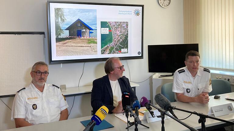 Pressekonferenz der Ermittler       -  Am Ammersee wurde der Rucksack des mutmaßlichen Täters gefunden.