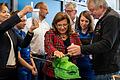 Auch den praktischen Teil absolvierten die Gäste bestens: Christine Bender (vorne links) prüft das Werkstück, Sorya Lippert (am Schraubstock) feilt ein weiteres unter fachmännischer Anleitung von Bernd Stephan (vorne rechts). Im Hintergrund Leonie Ankenbrand (links), Jürgen Stürzenberger, Norbert Völkl und Theresa Koch.