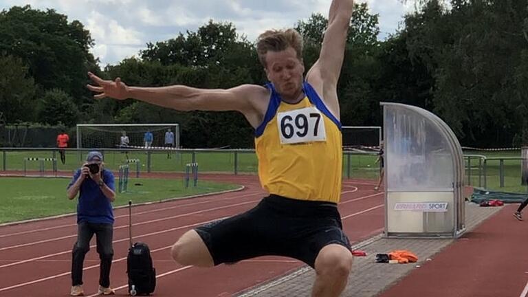 Satz auf 7,39 Meter: Sebastian Spinnler von der LG LKR Aschaffenburg. Satz auf 7,39 Meter: Sebastian Spinnler von der LG LKR Aschaffenburg.