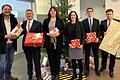 Im Bild: (von links) Gregor Koob, Leiter des Kinderheims Nicolhaus, Rainer Beck, Leiter des FV Bad Kissingen-Bad Neustadt der HypoVereinsbank, GiselaHäring, Tina Froning, Alexander Braungart und Robin Hückmann (von der HypoVereinsbank Bad Neustadt).