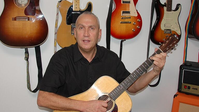 Gitarrist Wilhelm Kirchner spielt eines seiner Instrumente. - Gitarrist Wilhelm Kirchner spielt eines seiner Instrumente. Gitarrist Wilhelm Kirchner spielt eines seiner Instrumente. - Gitarrist Wilhelm Kirchner spielt eines seiner Instrumente.