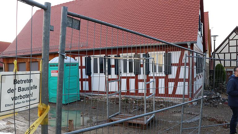 Die Baustelle am Dreiseithof im Iphöfer Stadtteil Nenzenheim ist zeitlich aus dem Ruder gelaufen. Hier schafft die Stadt in drei Gebäuden sechs Mietwohnungen. Die Baustelle am Dreiseithof im Iphöfer Stadtteil Nenzenheim ist zeitlich aus dem Ruder gelaufen. Hier schafft die Stadt in drei Gebäuden sechs Mietwohnungen.
