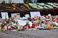 Gedenken an Solingen-Anschlag       -  Viele Menschen haben nach dem Anschlag Blumen niedergelegt und Kerzen gebracht. (Archivbild)