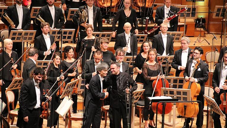 Kent Nagano und Jörg Widmann nach Carl Maria von Webers 1. Klarinettenkonzert. Foto: Ralf Ruppert - Kent Nagano und Jörg Widmann nach Carl Maria von Webers 1. Klarinettenkonzert. Foto: Ralf Ruppert Kent Nagano und Jörg Widmann nach Carl Maria von Webers 1. Klarinettenkonzert. Foto: Ralf Ruppert - Kent Nagano und Jörg Widmann nach Carl Maria von Webers 1. Klarinettenkonzert. Foto: Ralf Ruppert