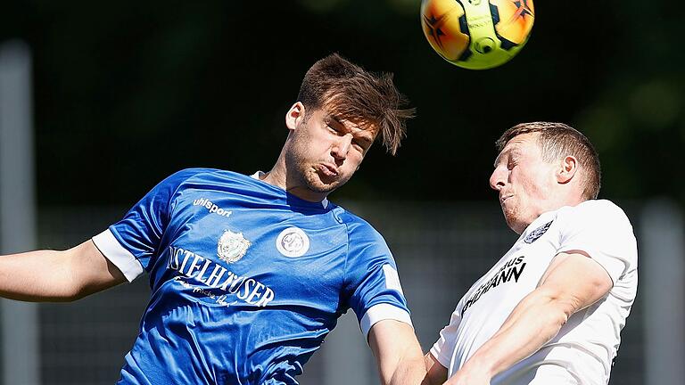 Moritz Lotzen (links) vom Würzburger FV und Sebastian Fries vom TSV Karlburg treffen am dritten Spieltag im Bayernliga-Duell ihrer Mannschaften aufeinander. Das Bild entstand in der Bayernliga-Relegation Ende Mai 2022 im Rückspiel an der Mainaustraße. Moritz Lotzen (links) vom Würzburger FV und Sebastian Fries vom TSV Karlburg treffen am dritten Spieltag im Bayernliga-Duell ihrer Mannschaften aufeinander. Das Bild entstand in der Bayernliga-Relegation Ende Mai 2022 im Rückspiel an der Mainaustraße.