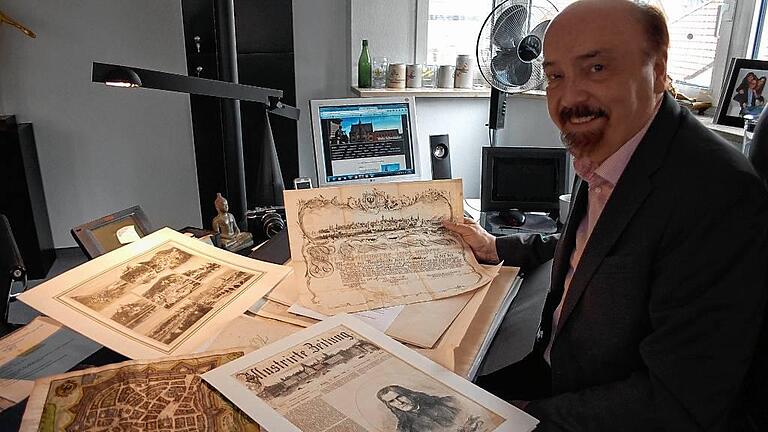 Immer wieder erwirbt Peter Hofmann Dokumente von Alt Schweinfurt, die er flugs auf seiner Seite &bdquo;Schweinfurt-Führer&ldquo; veröffentlicht. In der Hand hält er eine Handwerksurkunde von 1791 mit einer Schweinfurtansicht von Johann Adam Philipp Stößel, links Schweinfurt aus der Vogelschau von 1648 von Merian. Und Rückert (vorne Mitte) darf natürlich nicht fehlen.