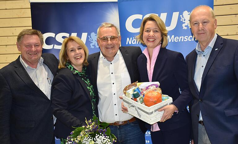 Blumen und Fitness-Körbe gab es nach einem langen Abend von MdB Anja Weisgerber (Zweite von rechts) für Stefan Funk (Mitte), der wieder für den Bezirkstag kandidiert, und Martina Gießübel (Zweite von links), die sich für die CSU um ein Landtagsmandat bewirbt. Dazu gratulierten MdL Gerhard Eck (links) und CSU-Bezirksgeschäftsführer Detlef Heim (rechts).&nbsp;