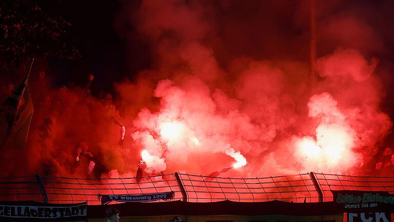 Störenfriede: Schweinfurter 'Fans' zünden nach dem Tor zum 2:0 Pyrotechnik und sorgen für eine elfminütige Unterbrechung. Störenfriede: Schweinfurter 'Fans' zünden nach dem Tor zum 2:0 Pyrotechnik und sorgen für eine elfminütige Unterbrechung.