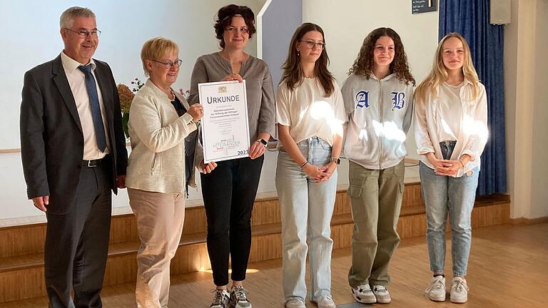 Ehrungsfoto mit Markus Ramsteiner, dem Ministerialbeauftragten der Realschulen in Unterfranken.