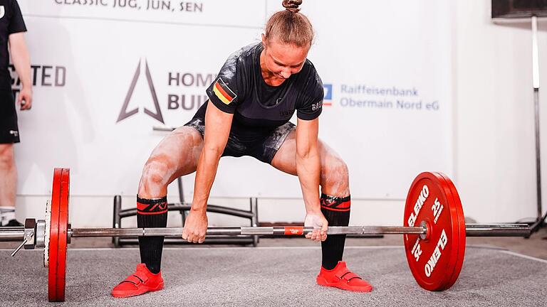 Simone Baumann bei den bayerischen Meisterschaften im Kraftdreikampf im oberfränkischen Weismain, wo sie ihre Bestleistung im Bankdrücken mit 83 Kilogramm aufstellte. Simone Baumann bei den bayerischen Meisterschaften im Kraftdreikampf im oberfränkischen Weismain, wo sie ihre Bestleistung im Bankdrücken mit 83 Kilogramm aufstellte.