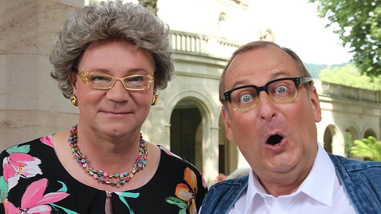 Für Martin Rassau und Volker Heißmann (2021 in Bad Kissingen) war das Kurgarten-Café ein Ort für Studien. - Martin Rassau und Volker Heißmann tun's wieder: Sie bespielen das Luitpoldbad mit der 'lustigen Witwe'. Für Martin Rassau und Volker Heißmann (2021 in Bad Kissingen) war das Kurgarten-Café ein Ort für Studien. - Martin Rassau und Volker Heißmann tun's wieder: Sie bespielen das Luitpoldbad mit der 'lustigen Witwe'.