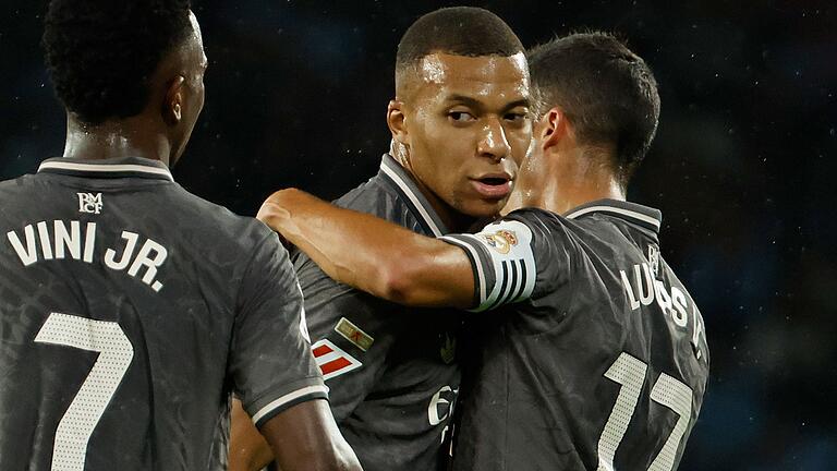 Celta Vigo - Real Madrid - Kylian Mbappé wird für seinen Torerfolg gefeiert. Celta Vigo - Real Madrid - Kylian Mbappé wird für seinen Torerfolg gefeiert.